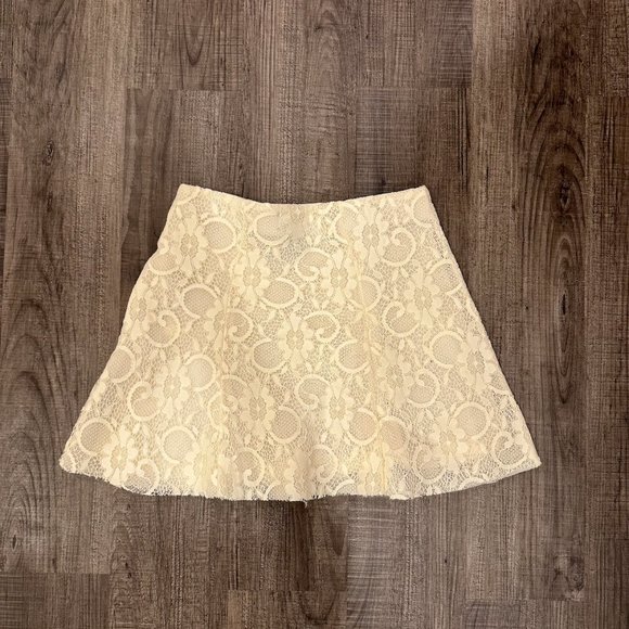 Short Cream Lace Skirt - Picture 2 of 2